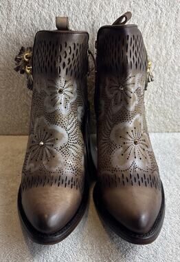 Cuadra Brown Floral Cutout Leather Ankle Boots Women’s Size 10 M 32157